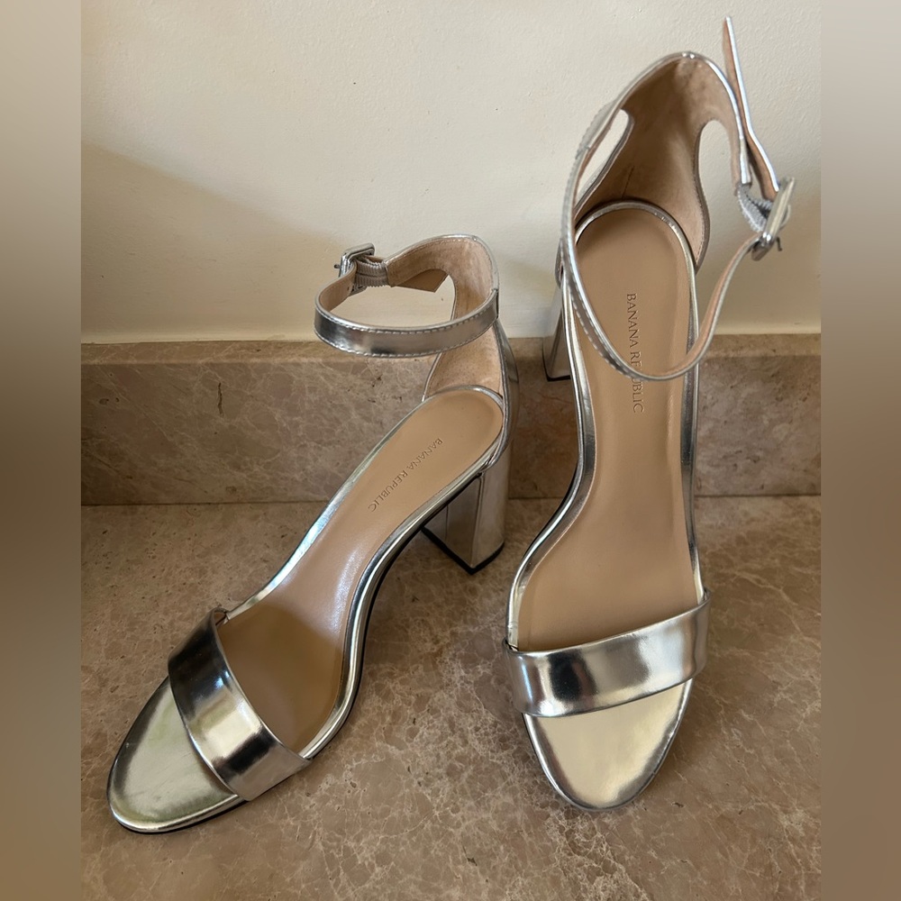 Banana Republic Women’s Sandals Size 9